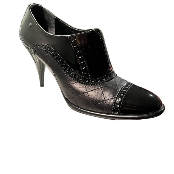 CHANEL BLACK PATENT LEATHER & QUILTED LEATHER OXFORD BROGUE BOOTIES HEELS - Picture 2 of 16